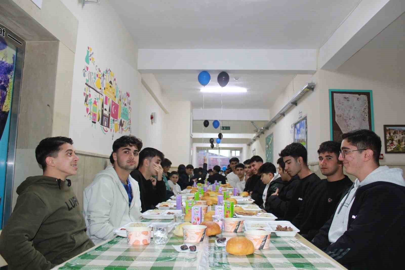 Siirt’te öğrenciler ve öğretmenler iftar sofrasında buluştu