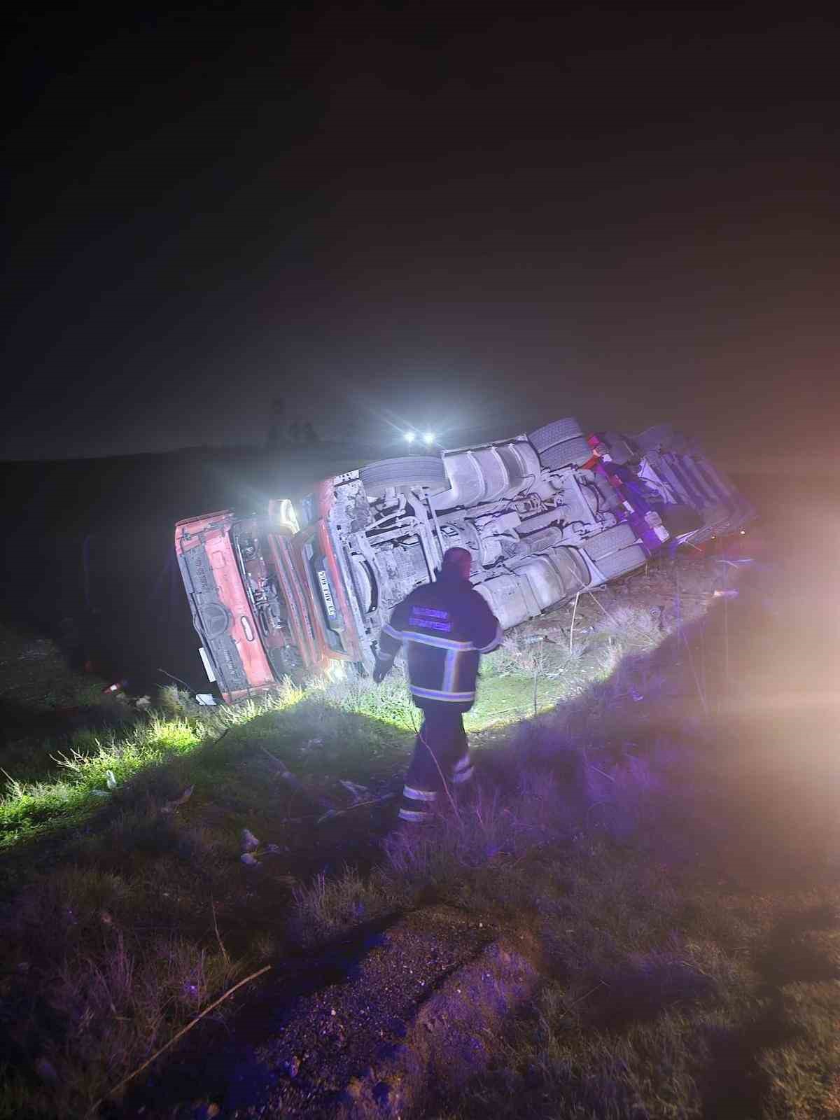 Mardin’de tır devrildi: 1 yaralı