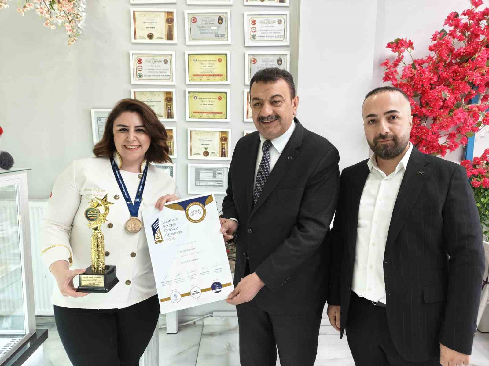 Kayserili pasta şefi Yunanistan’da Türk bayrağını dalgalandırdı