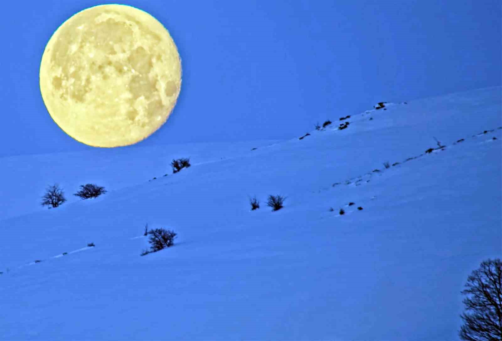 Bitlis’te karlı dağlarla bütünleşen ay manzarası mest etti