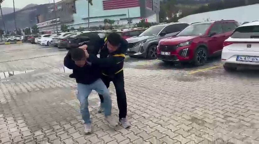 Kadınlar tuvaletinde kabine saklanarak 15 kadının fotoğraf ve videosunu çeken erkek şahıs hayrete düşürdü