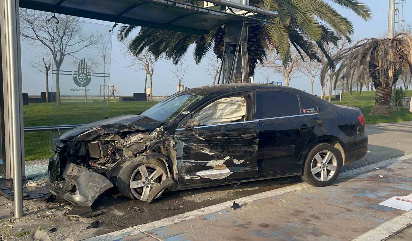 Kartal’da hafriyat kamyonuna çarpan araç durağa daldı: 2 yaralı