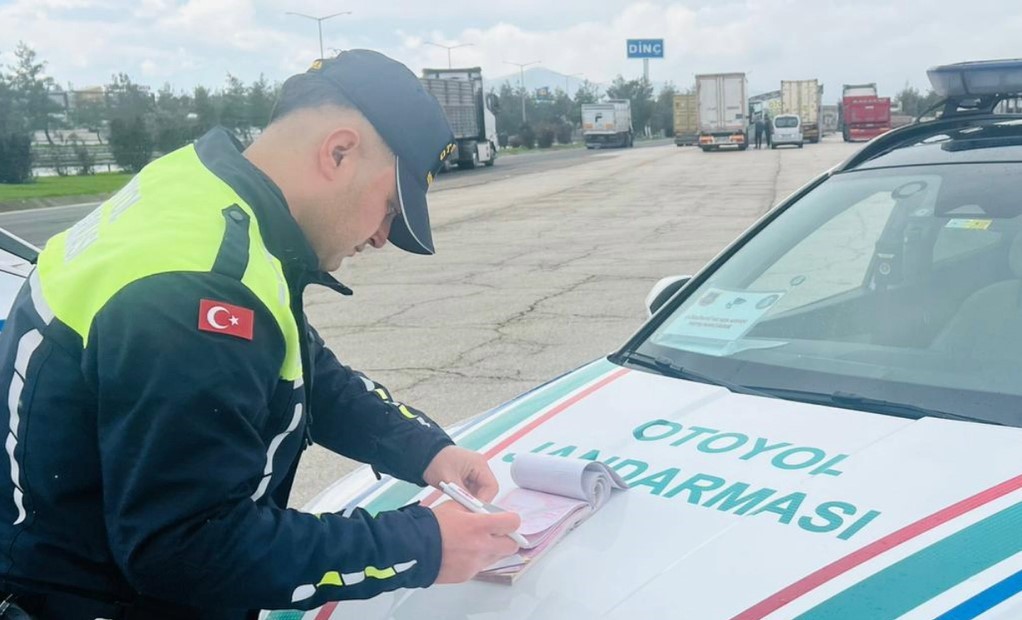 Gaziantep’te jandarmanın otoyol denetimlerinde 171 araç trafikten men edildi