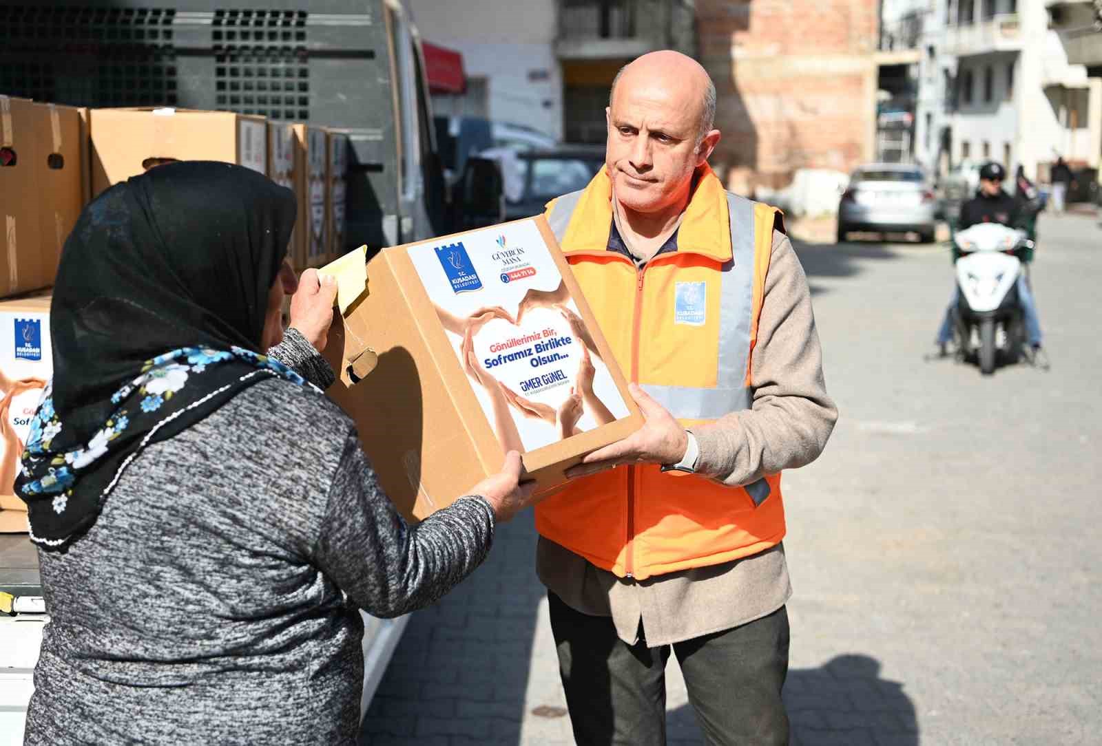 Kuşadası Belediyesi’nden 3 bin 500 aileye Ramazan yardımı