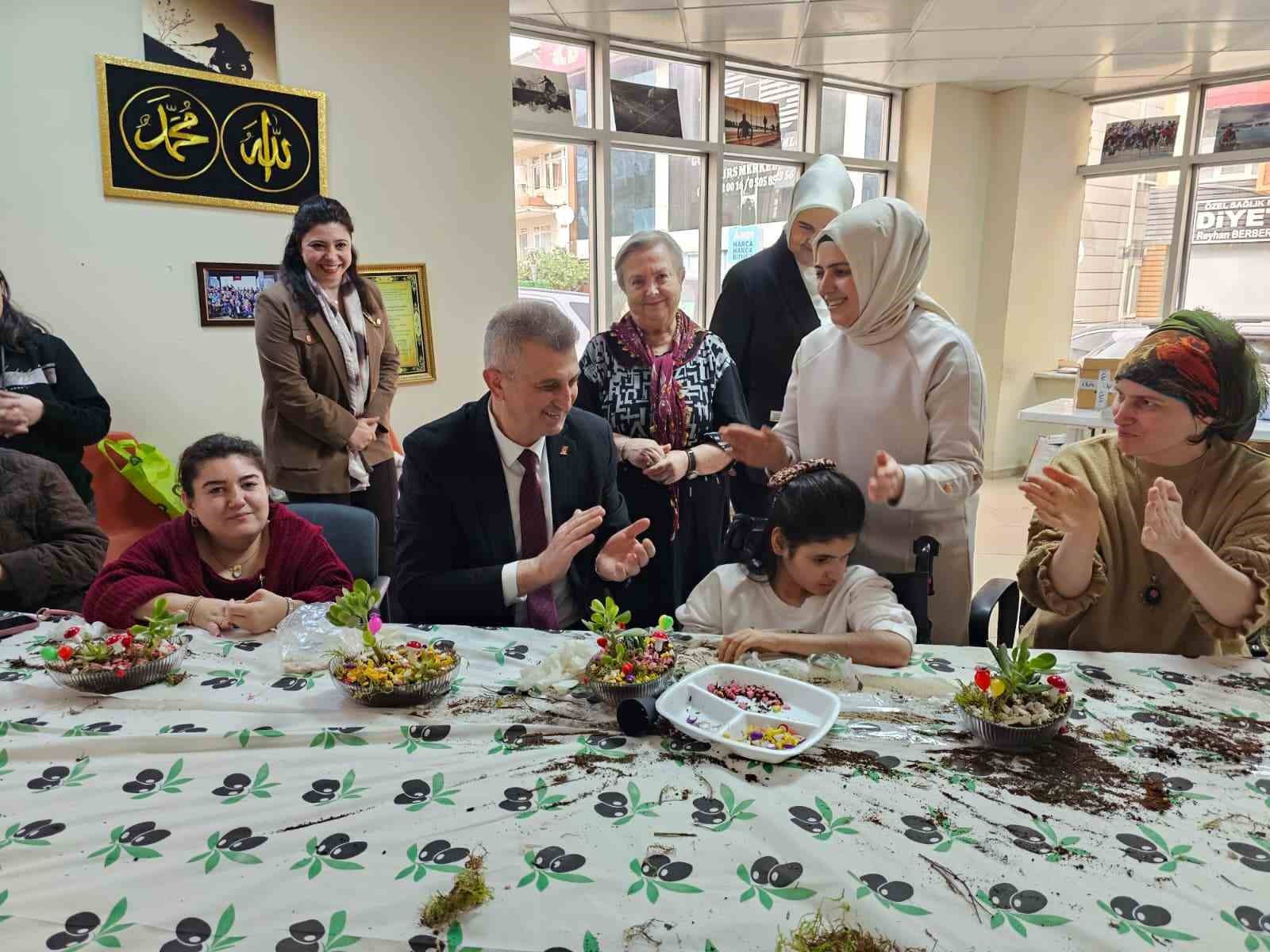 Gölcük’te engelli bireyler teraryum atölyesinde buluştu