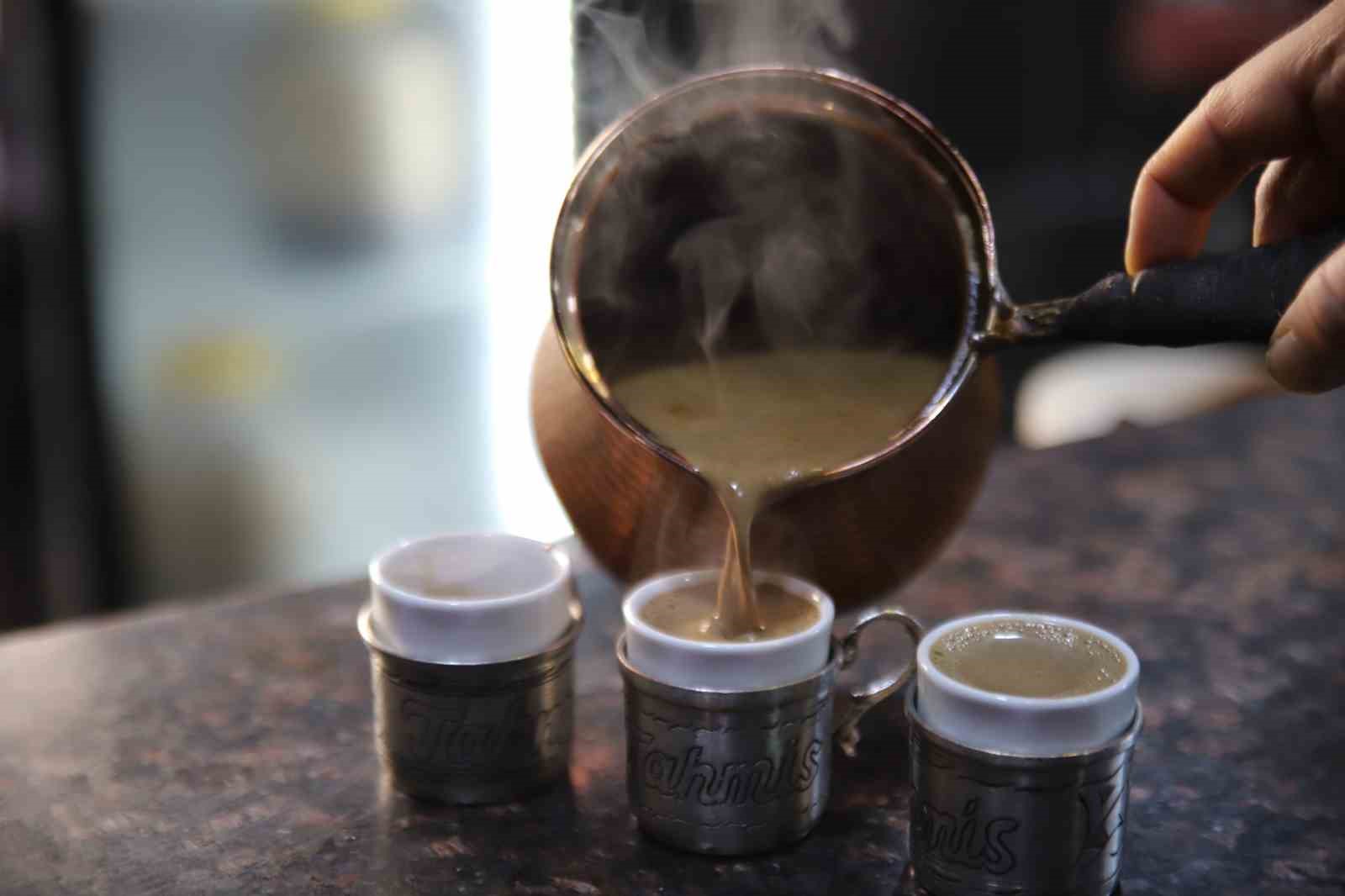 Osmanlı’dan günümüze bakır cezvelerde hazırlanan menengiç kahvesi lezzetiyle dikkat çekiyor