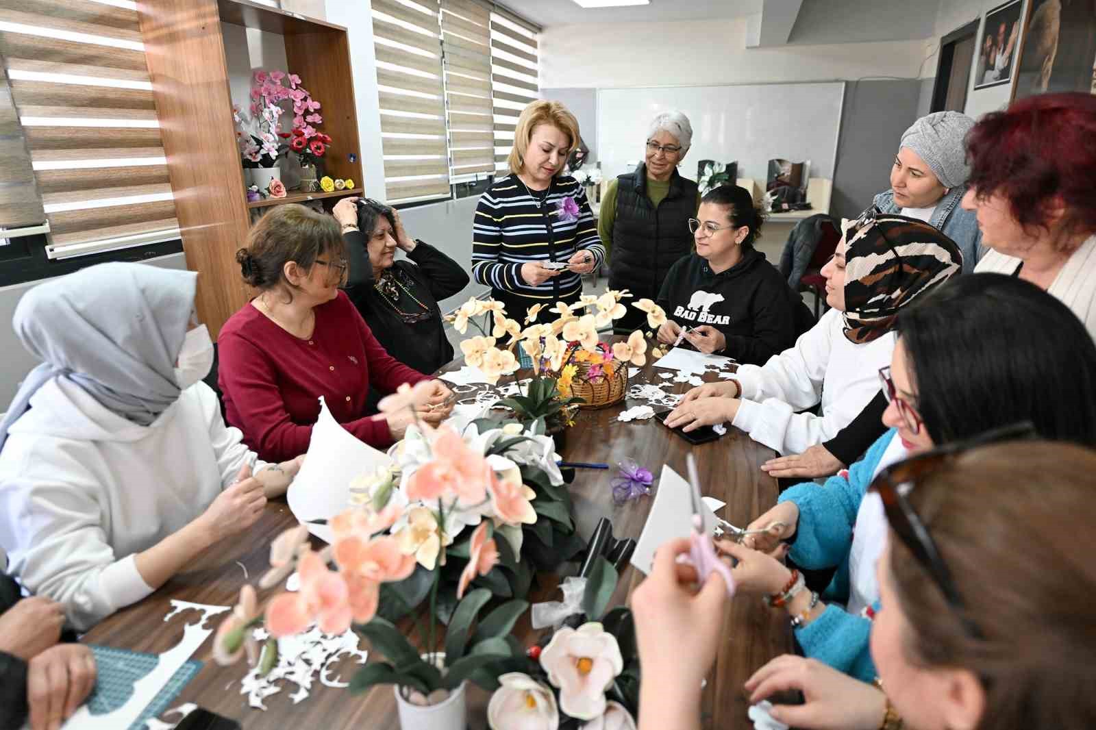 Mersin’de kadınlar yapay çiçek kursuyla üretip kazanıyor