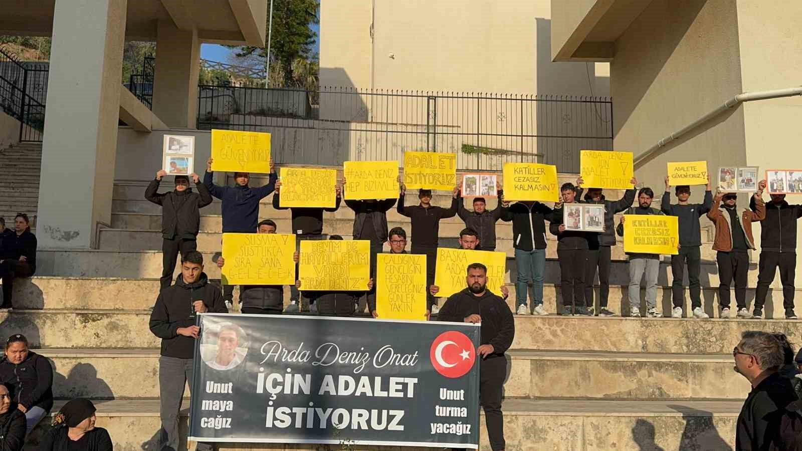 Marmaris’te teknedeki kavgada hayatını kaybeden gencin davası başladı: Adliye önünde "adalet istiyoruz" sesi yükseldi