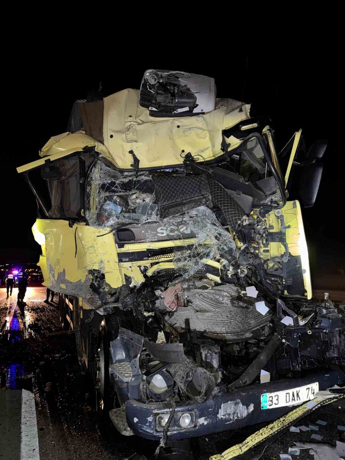 Konya’da kamyon tıra arkadan çarptı: 1 yaralı