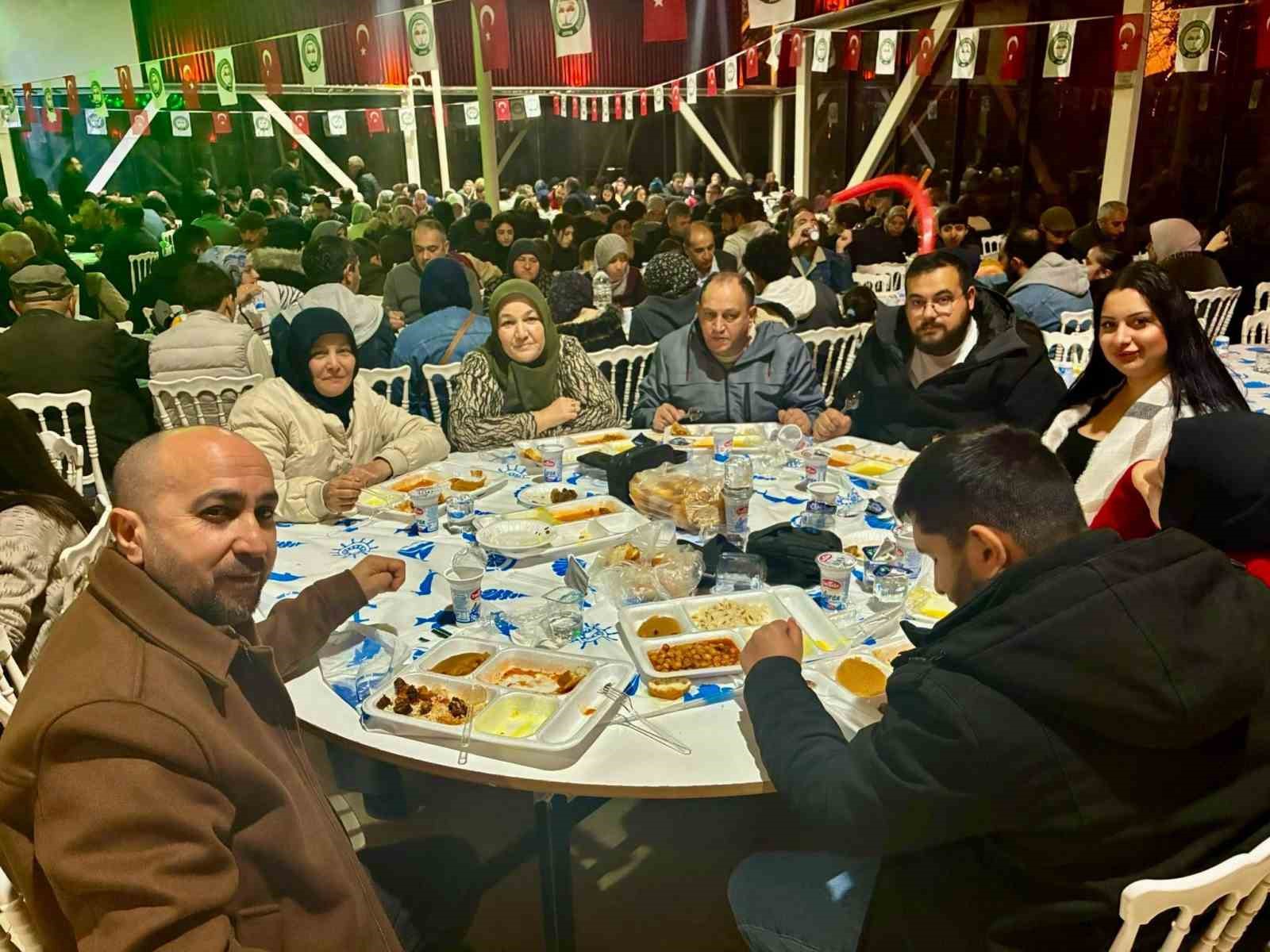 İzmir’de yaşayan Karamancalılar iftar sofrasında buluştu