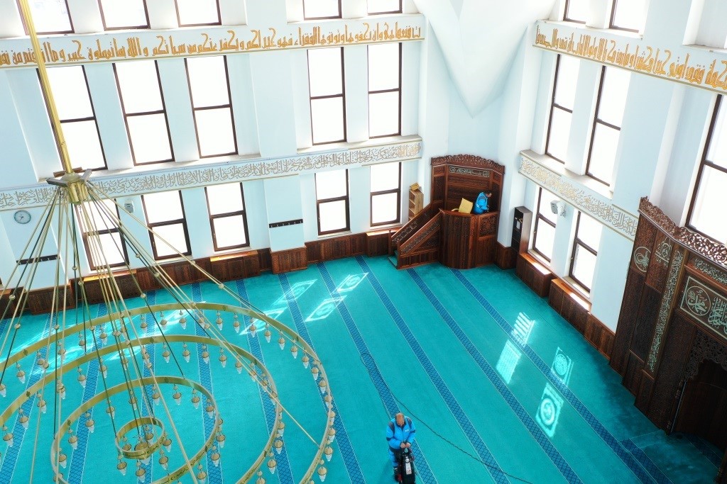 Kocasinan’da camiler Ramazan’da da gül kokuyor