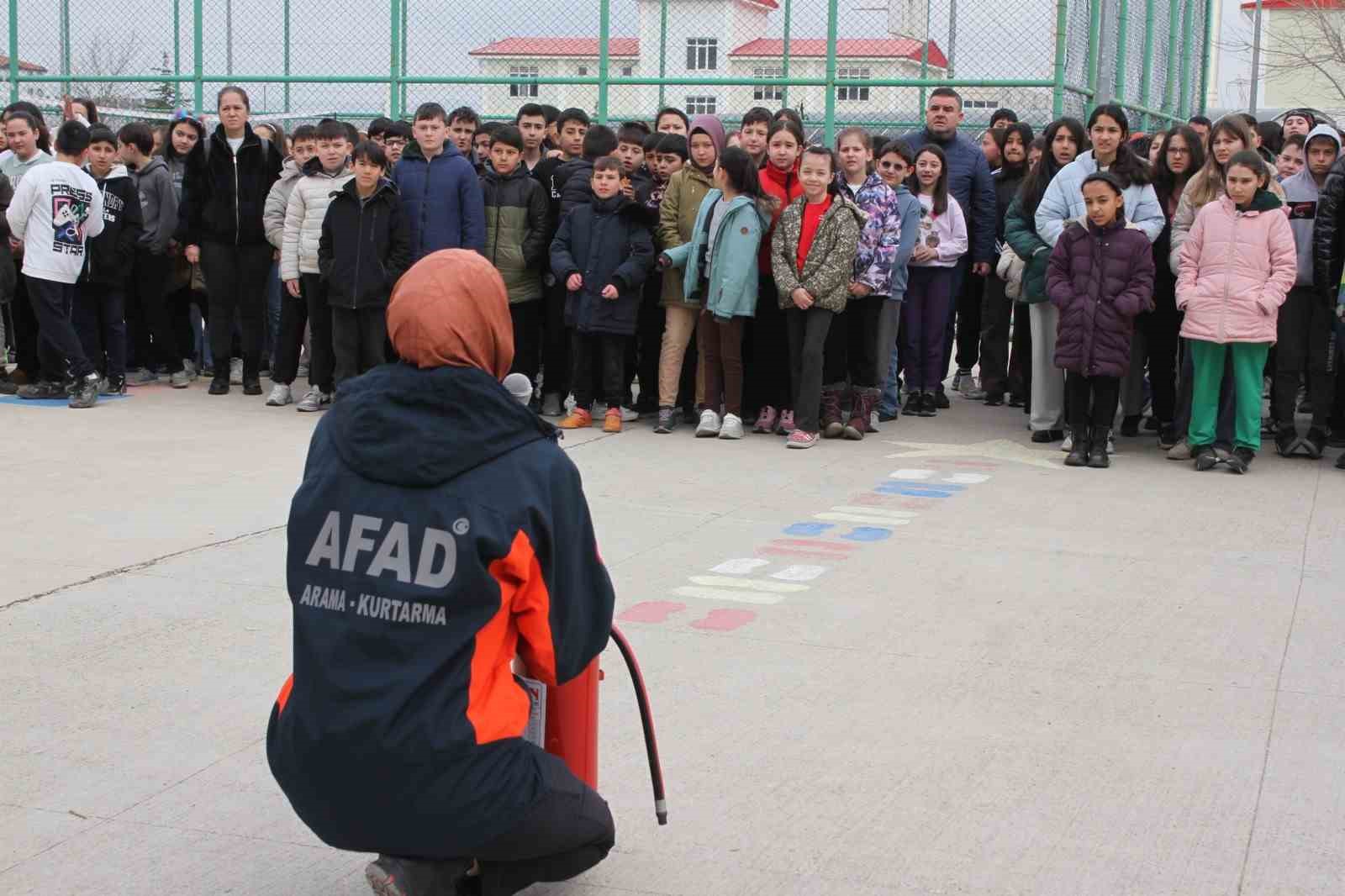 AFAD okullarda eğitimlerine devam ediyor