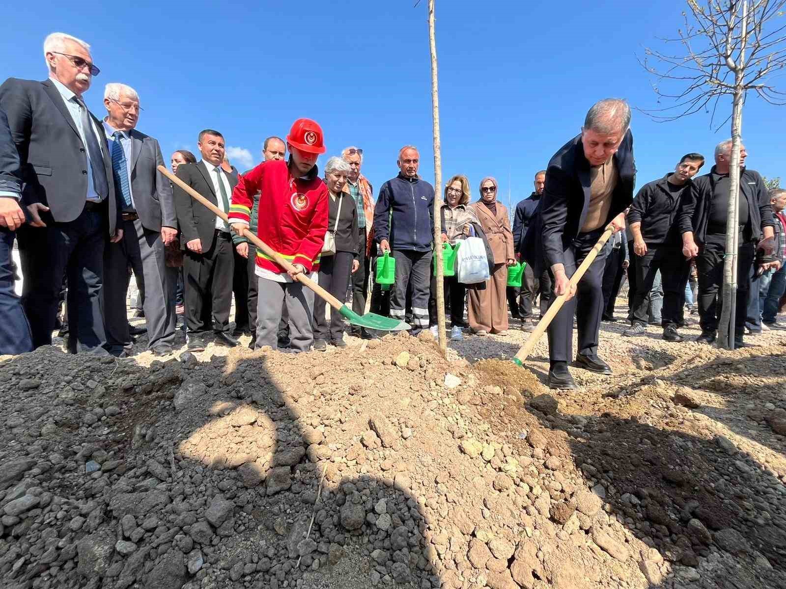 İzmir’de 4 bin 200 ağaçlık ’İtfaiye Korusu’ açıldı