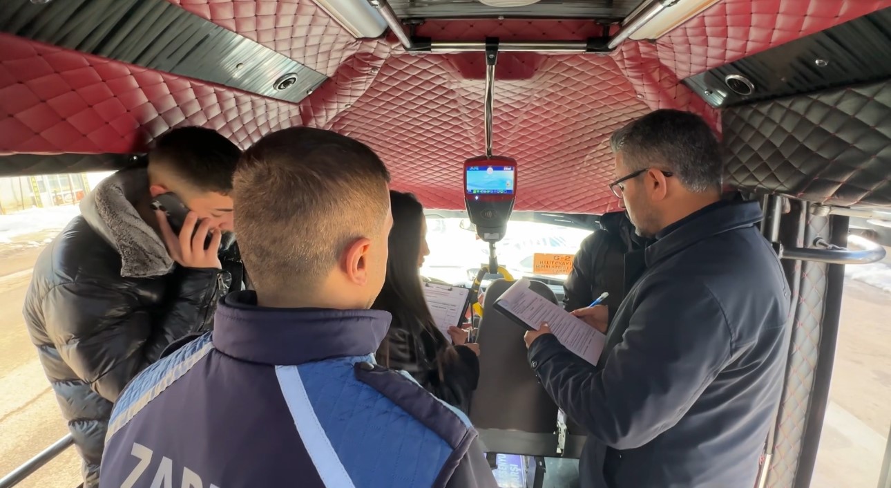 Yüksekova’da yolcu minibüsleri denetlendi