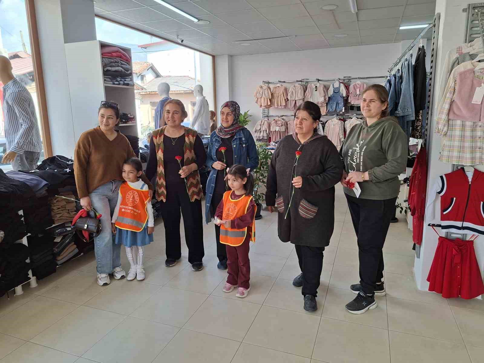 Köyceğiz’de minik öğrencilerden kadınlara anlamlı jest