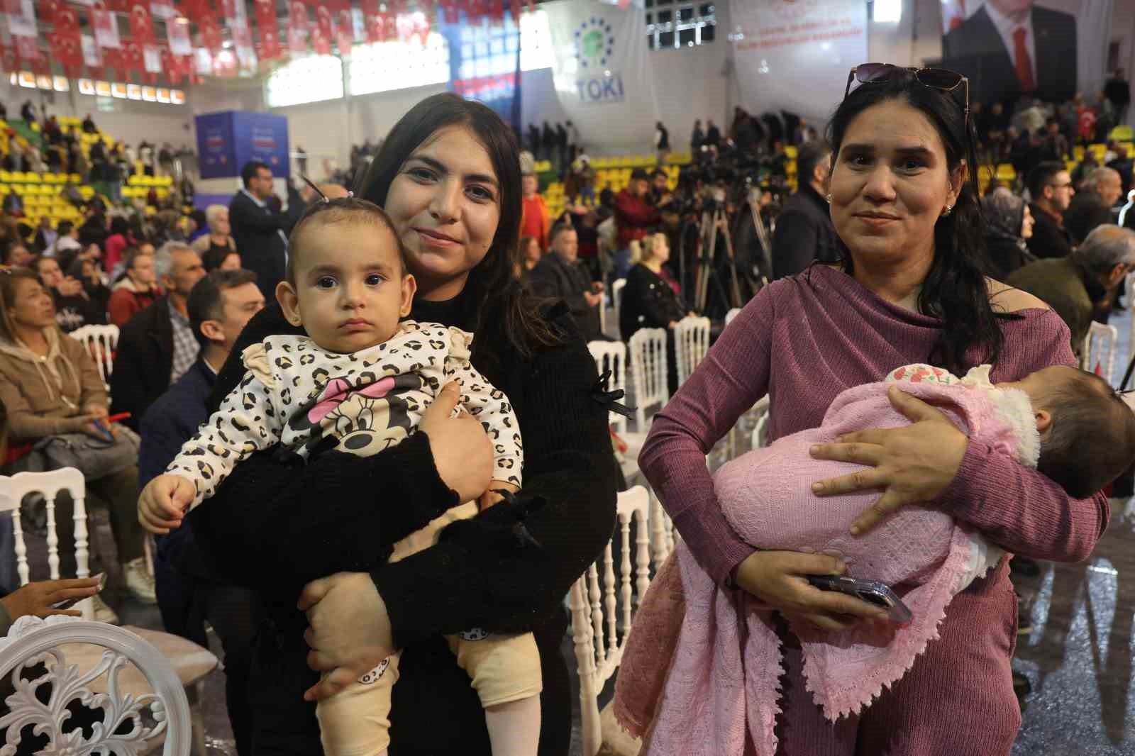 Ev hayaliyle kura çekim törenine gelen vatandaşlar heyecan dolu anlar yaşadılar