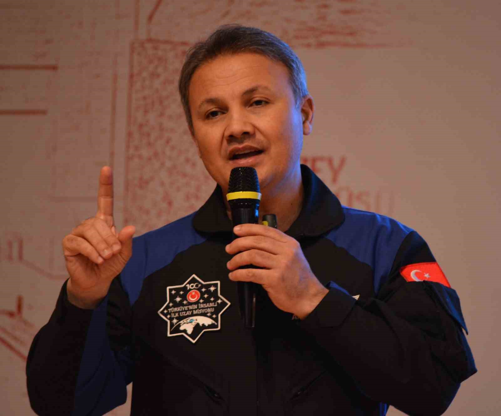 Astronot Alper Gezeravcı, üniversite öğrencileriyle buluştu