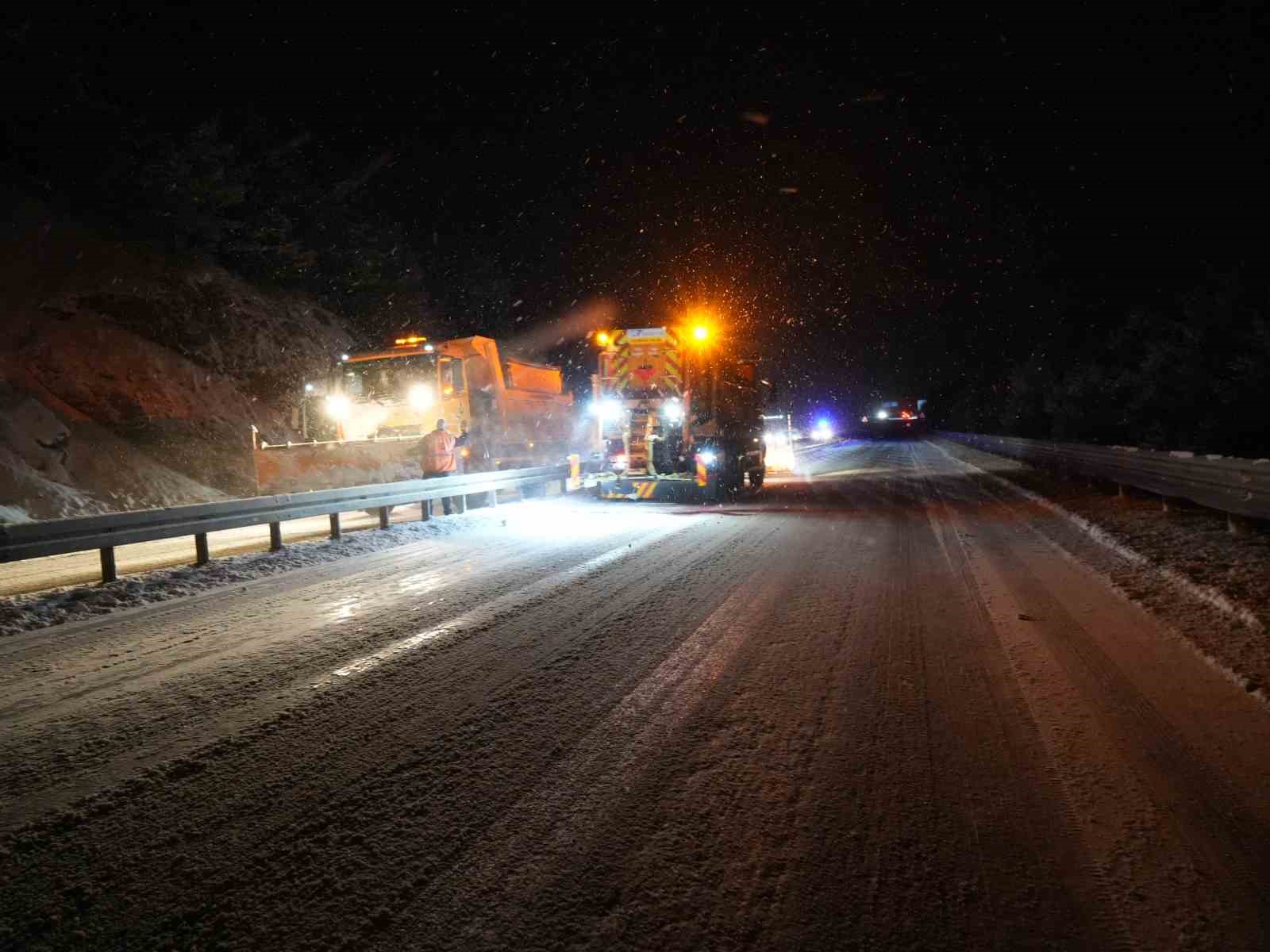Kastamonu’da yoğun kar yağışı: Araçlar yolda mahsur kaldı