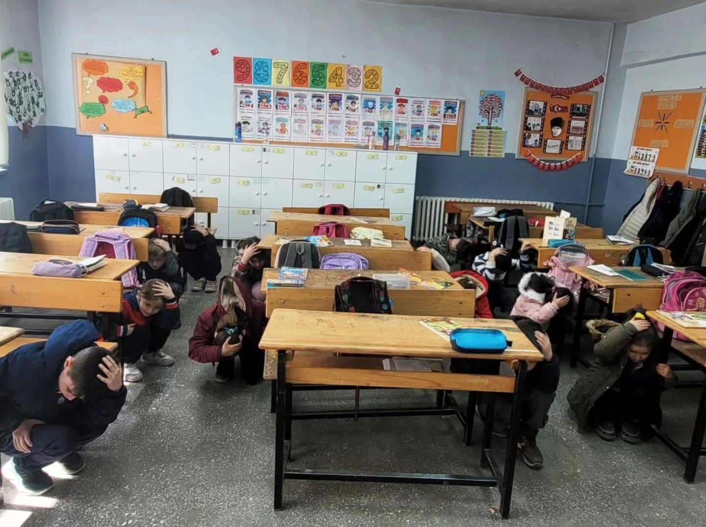 Altıntaş’ta Zafer İlkokulunda deprem tatbikatı