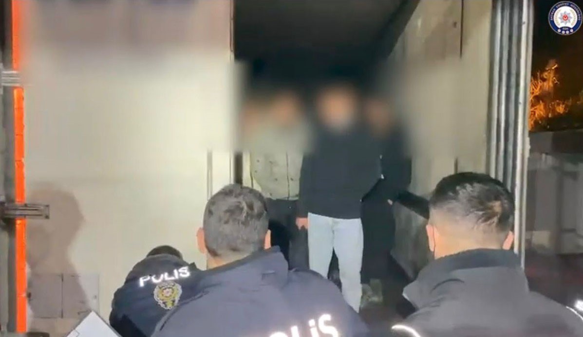 İran’dan gelen 25 göçmen tır dorsesinde yakalandı, sürücü tutuklandı