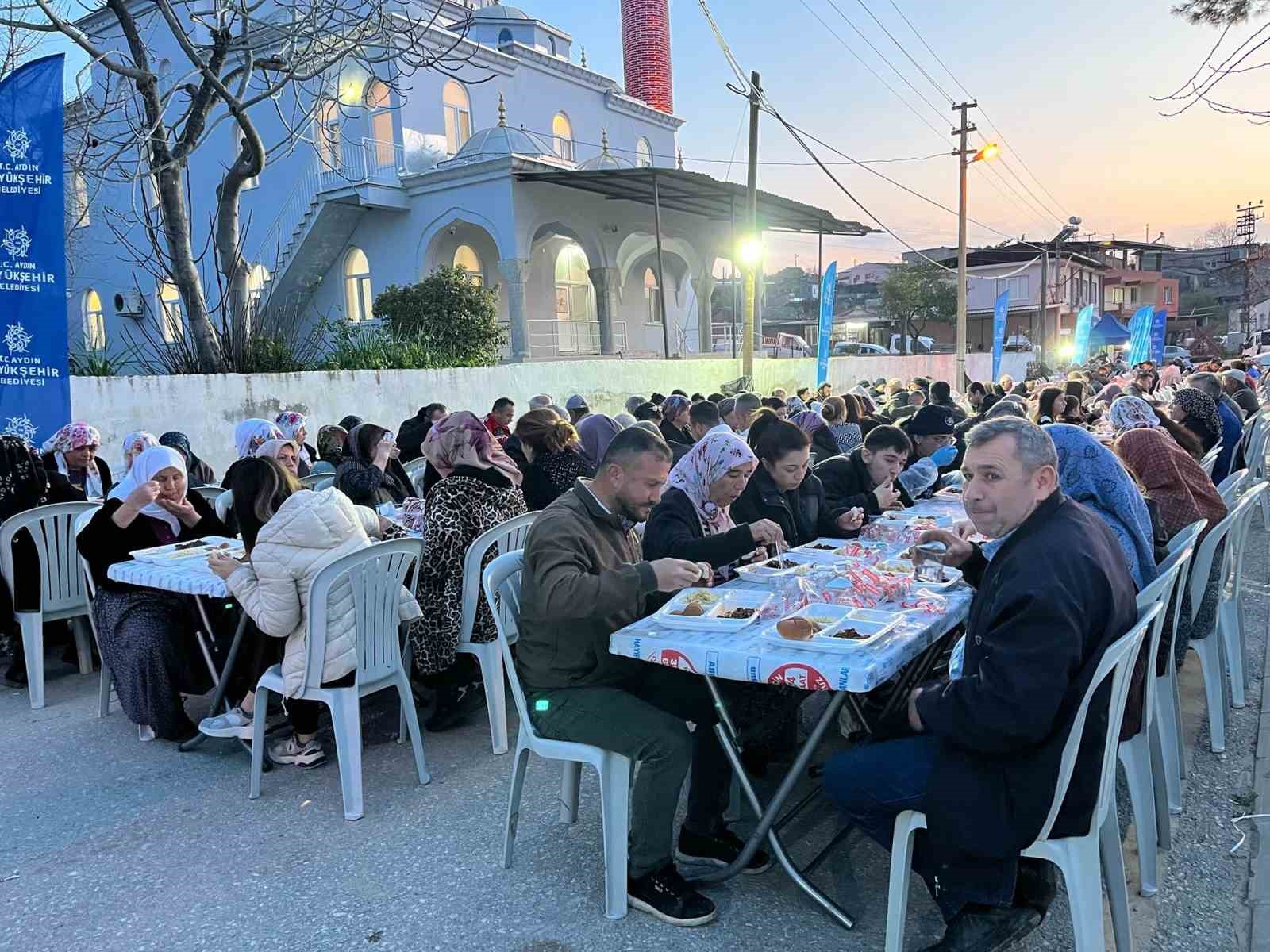 Binlerce Aydınlı Büyükşehir’in iftar sofrasında bir araya geldi