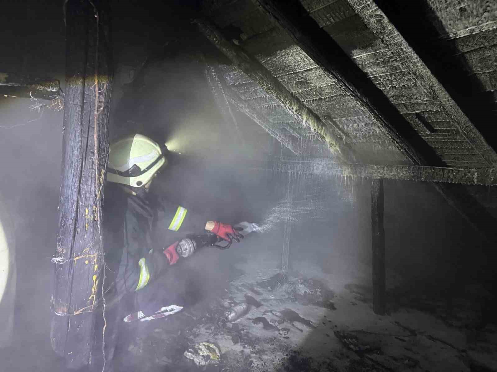 Bolu’da bacadan çıkan yangın 2 katlı evin çatısını sardı