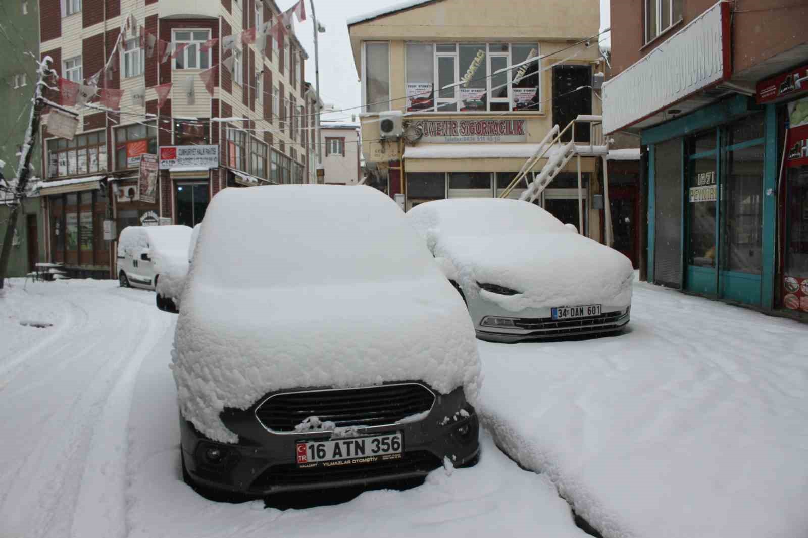 Malazgirt’te bahar beklenirken kar yağdı, araçlar kara gömüldü