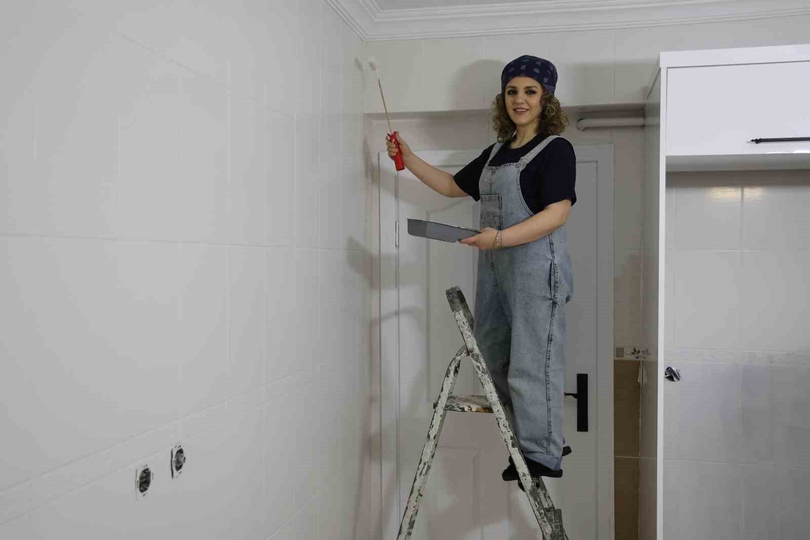 Hemcinsleri tırnaklarını boyarken o duvarları boyamayı tercih etti