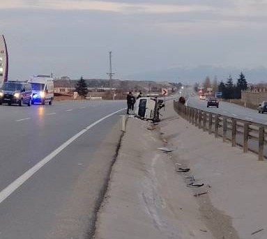 Orta refüje devrilen hafif ticari araçta 5 kişi yaralandı