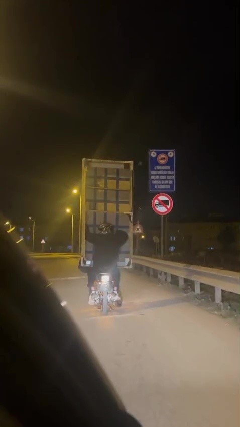 Kanepeyi motosikletle taşıdılar