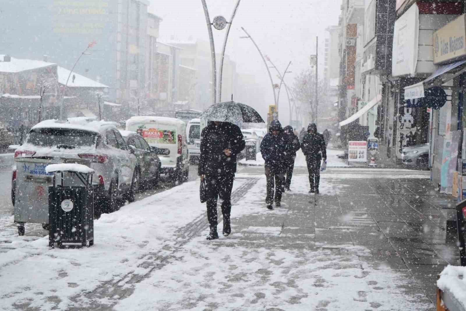 Muş’ta 40 köy yolu kapandı, mahsur kalan hasta kurtarıldı