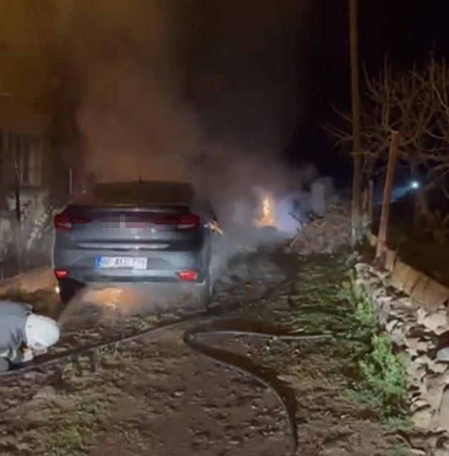 Osmaniye’de park halindeki otomobilde çıkan yangın söndürüldü