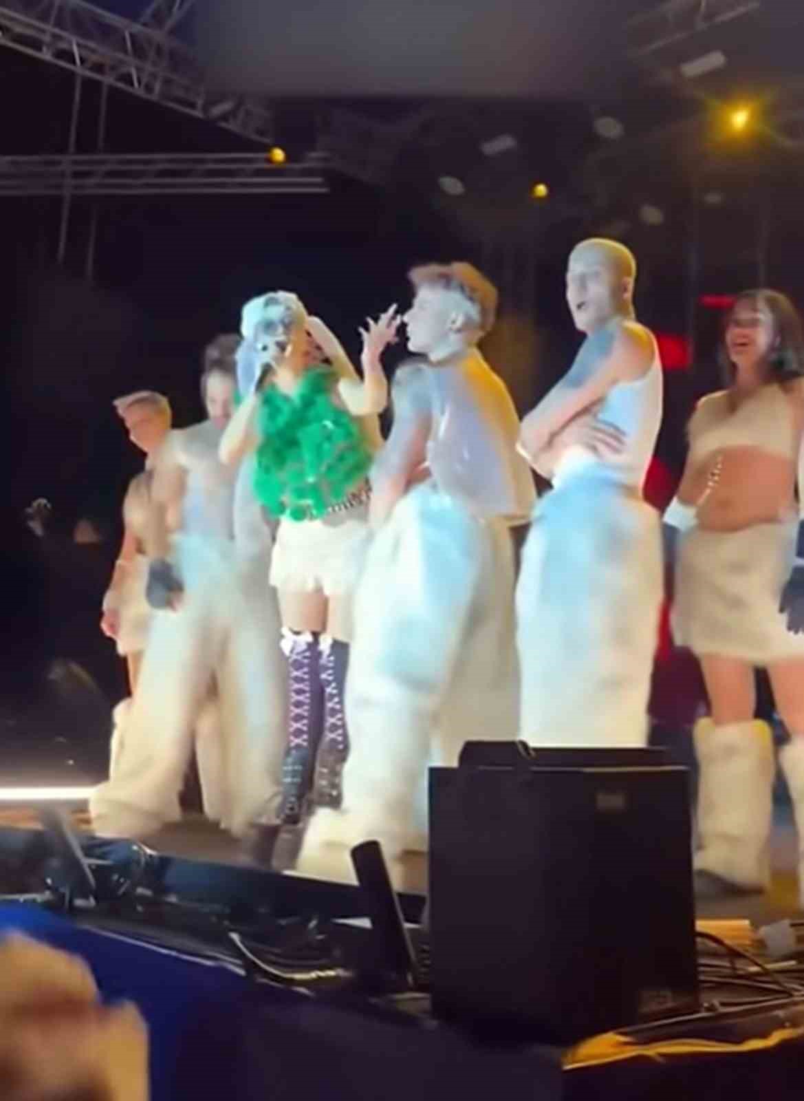 Şarkıcı Hande Yener hakkında ‘Cumhurbaşkanına hakaret’ ve ‘Anayasal düzeni hedef alma’ soruşturması