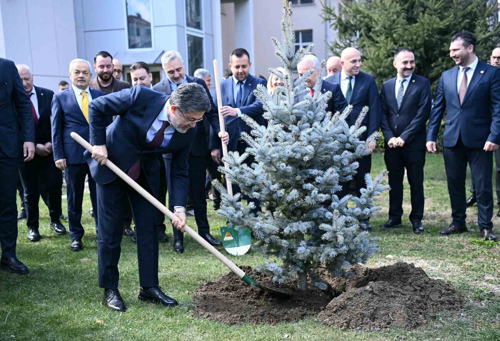 Bakan Yumaklı Kırklareli Valiliği bahçesine fidan dikti