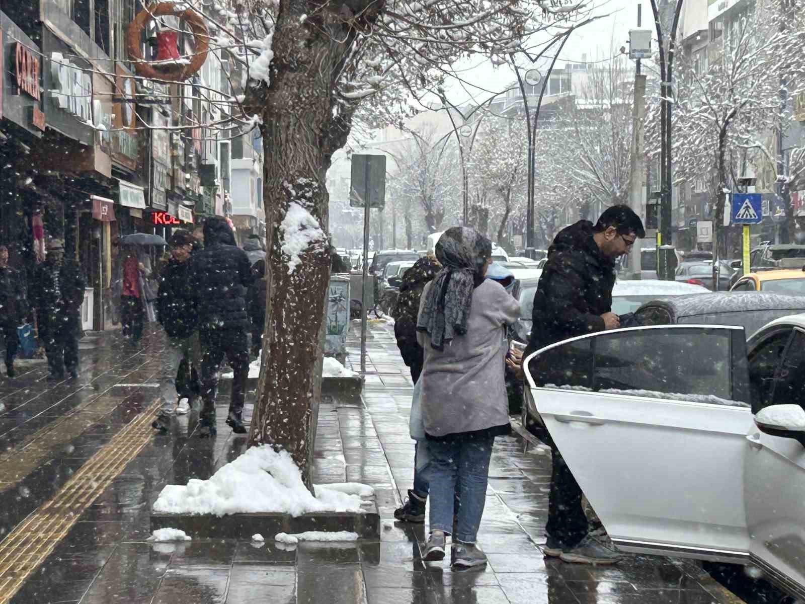 Van’da yoğun kar yağışı etkisini sürdürüyor