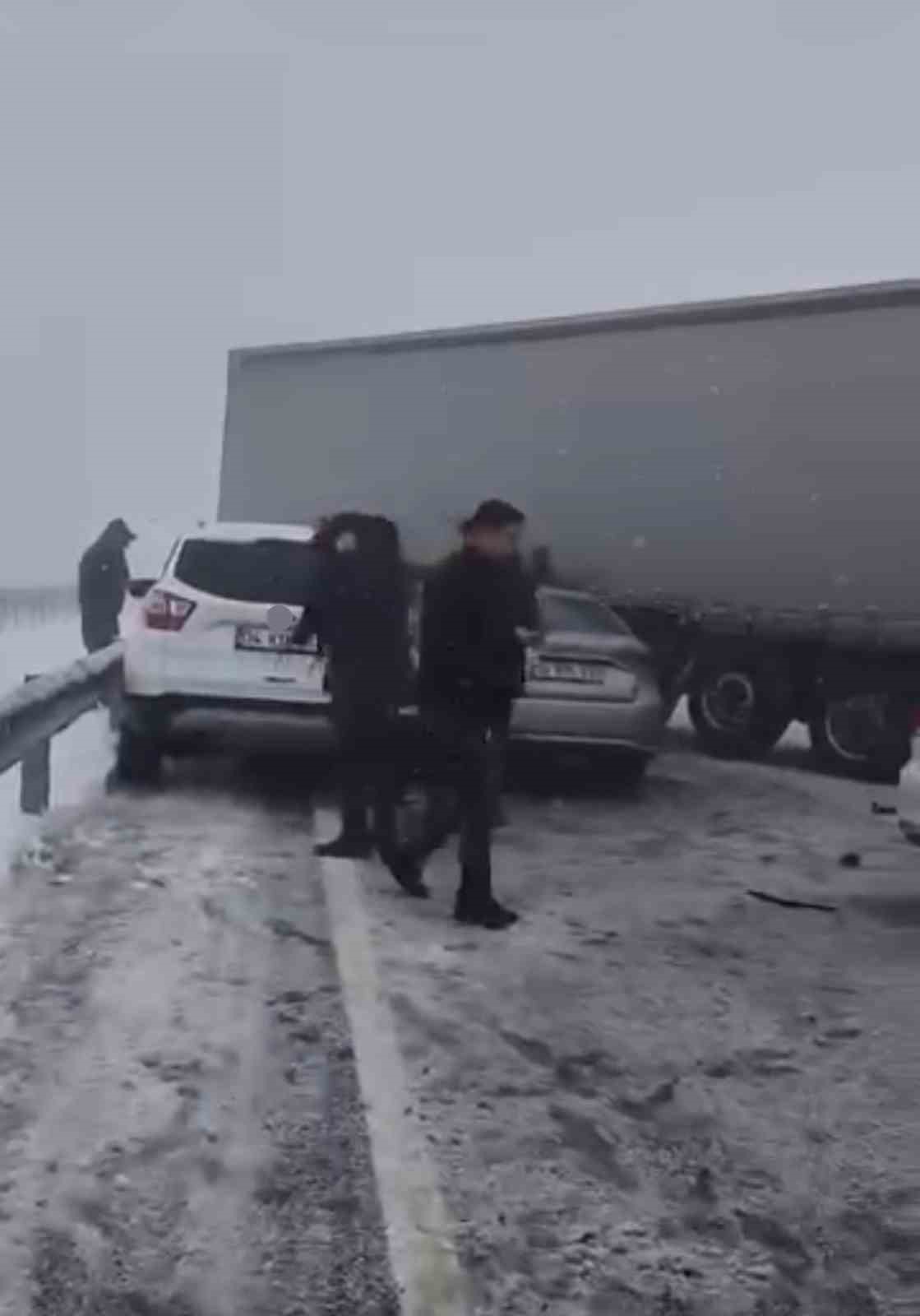 Siverek-Diyarbakır karayolunda zincirleme kaza: Yol trafiğe kapandı