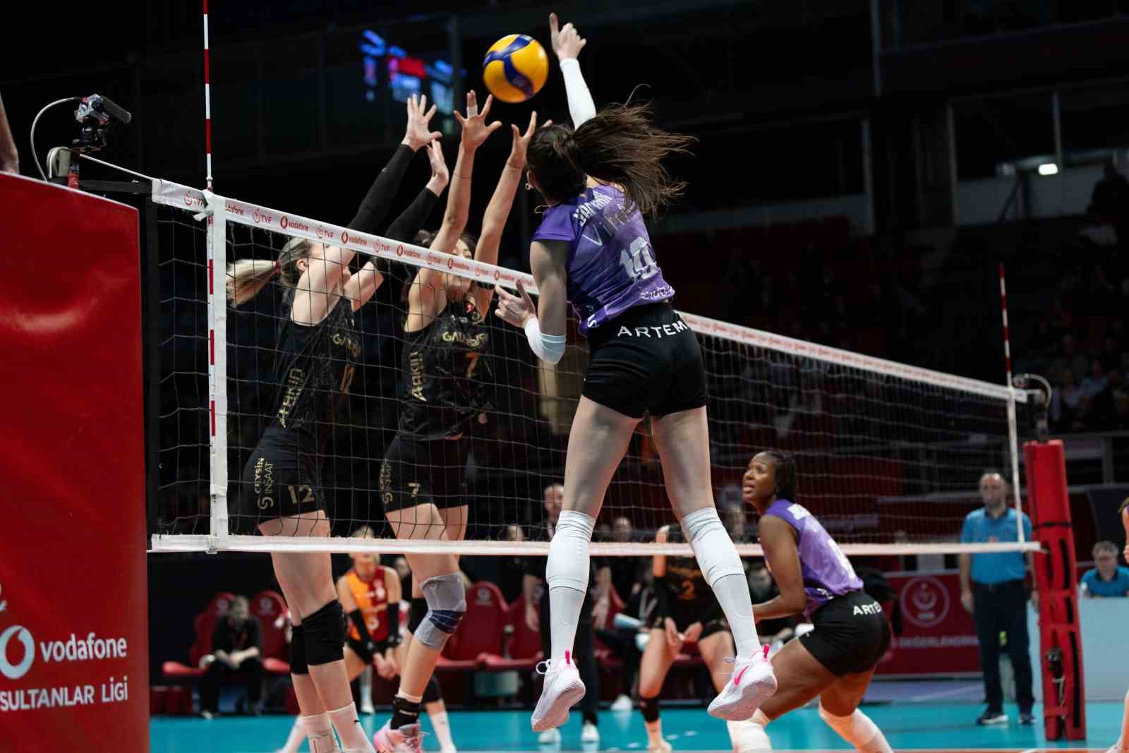 5 setlik derbinin galibi Eczacıbaşı Dynavit