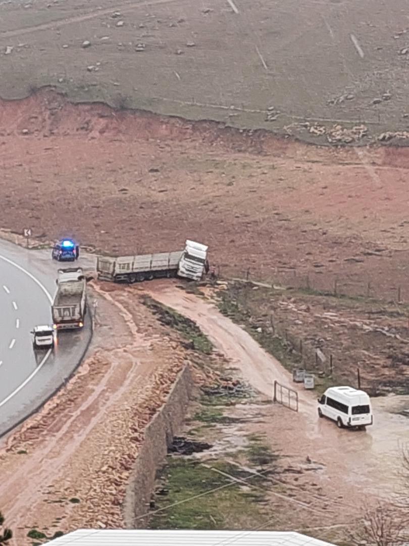 Kurtalan’da kontrolden çıkan kamyon yol kenarına savruldu
