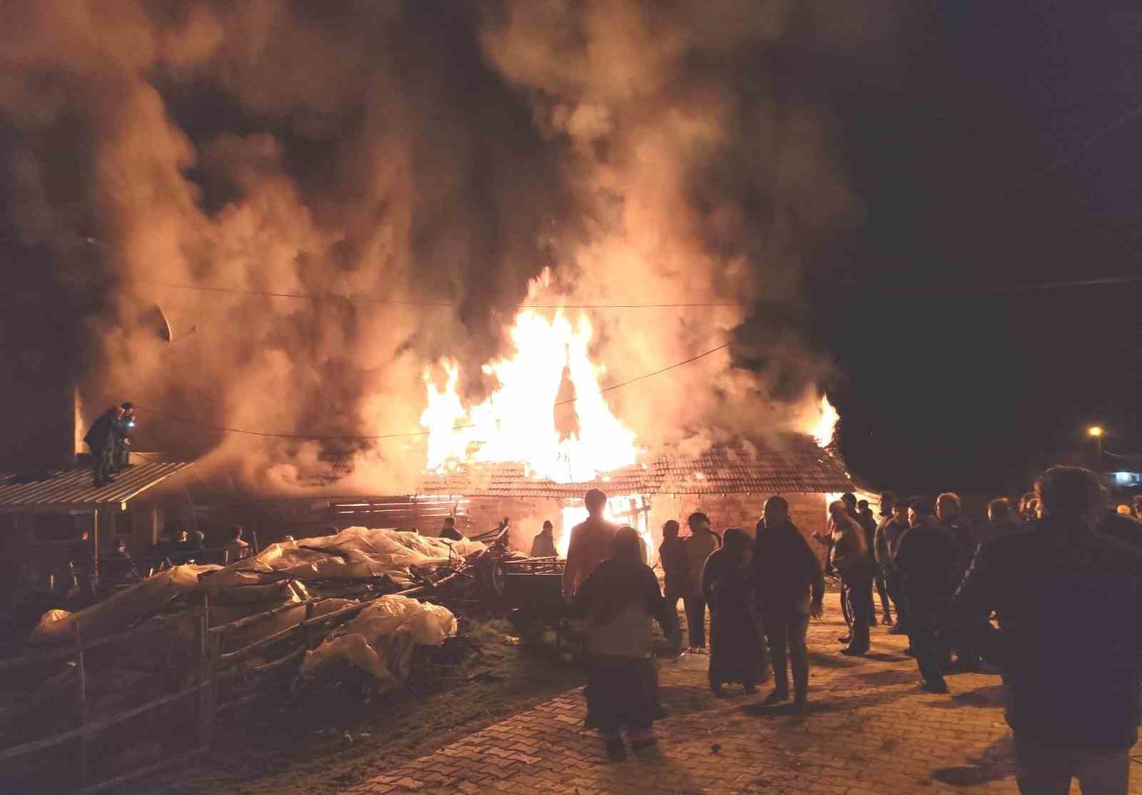 Hisarcık’ta samanlık yangını korkuttu