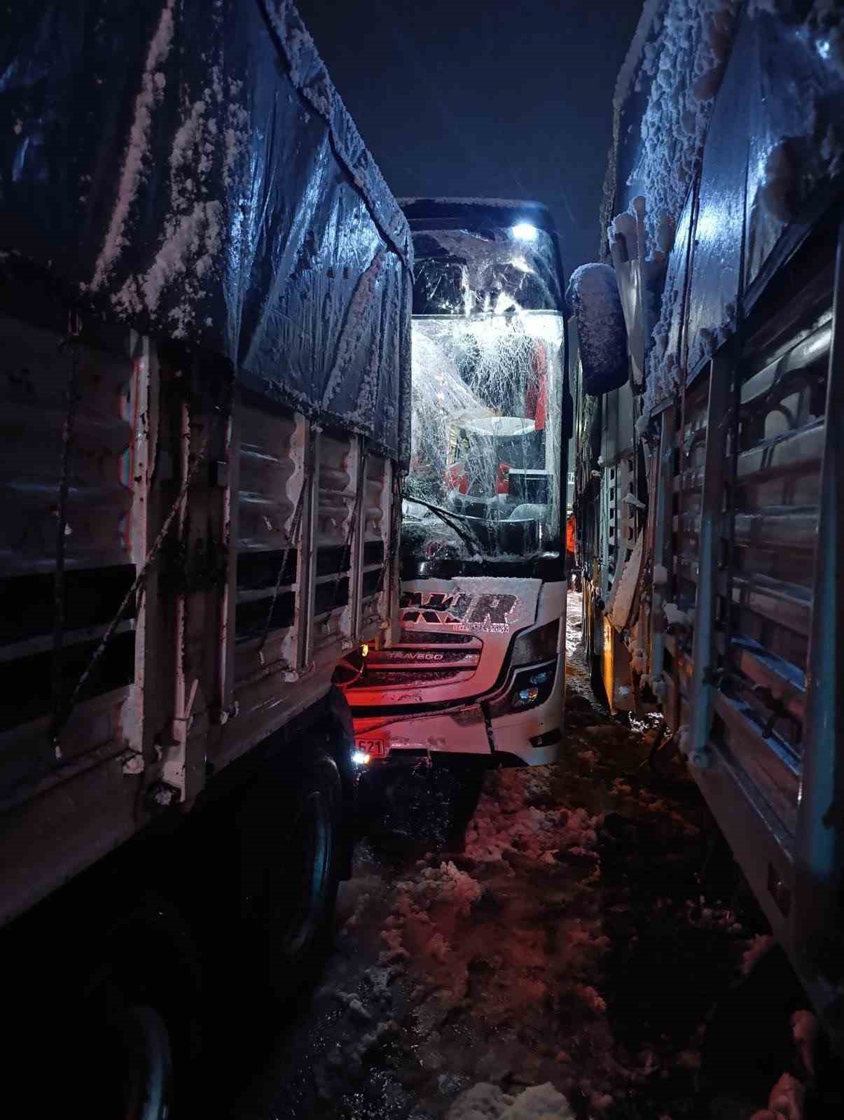 Bitlis’te otobüs tıra arkadan çarptı: 8 yaralı