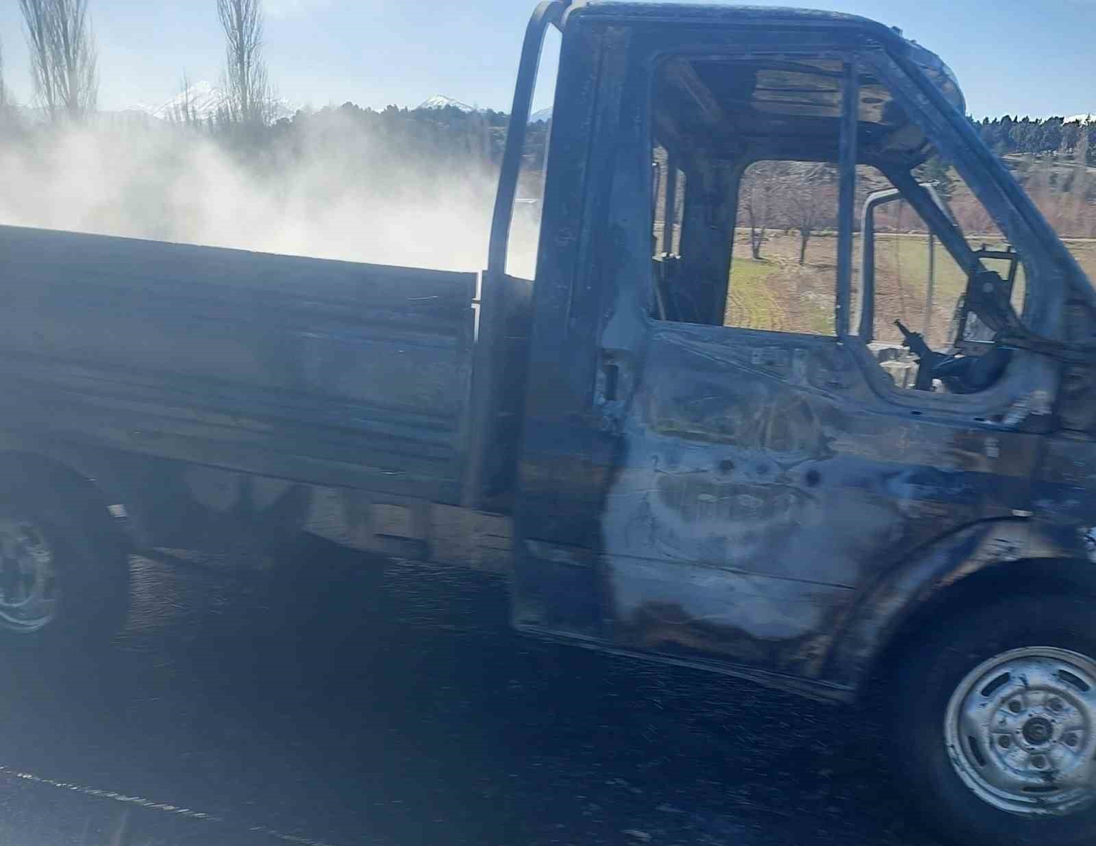 Seyir halindeki kamyonet alev alev yandı