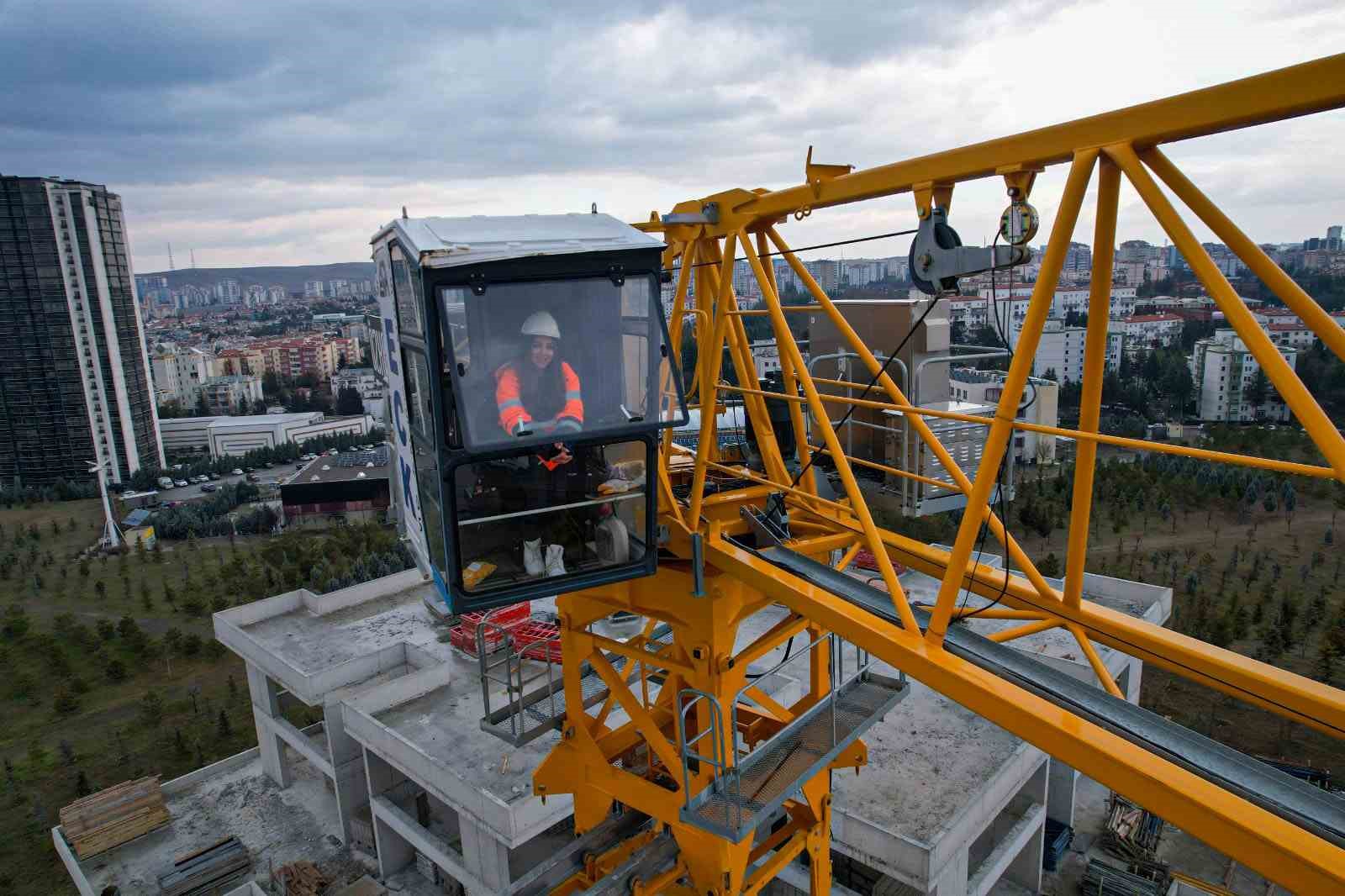 20 yaşındaki kule vinç operatörü olan genç kız, ekmeğini gökyüzünde kazanıyor