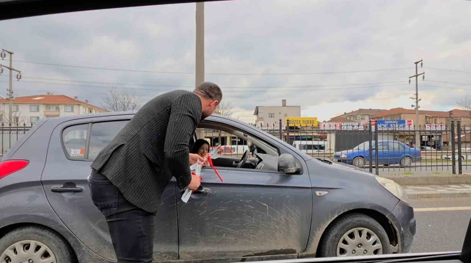 90 yaşındaki ninesiyle şiddete dikkat için Düzce’yi dolaştı