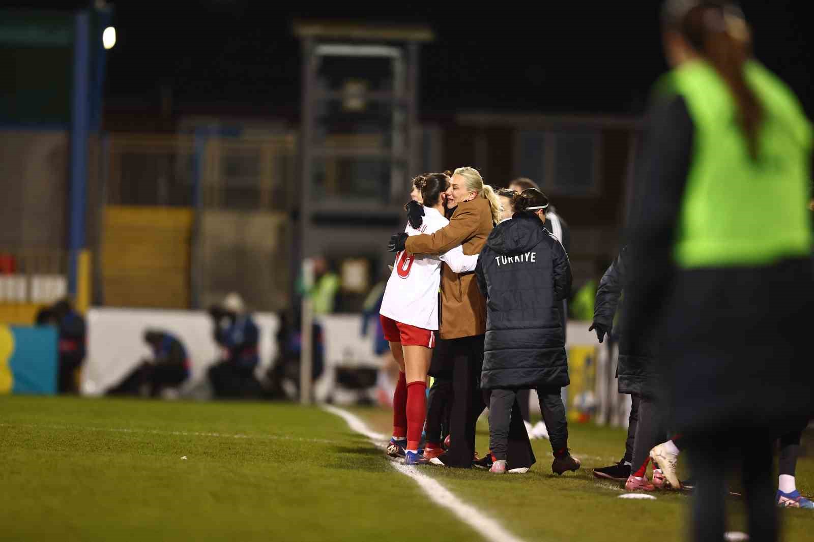 Necla Kıragası: "Türk kadını, neler yapabileceğini bir kez daha gösterdi"