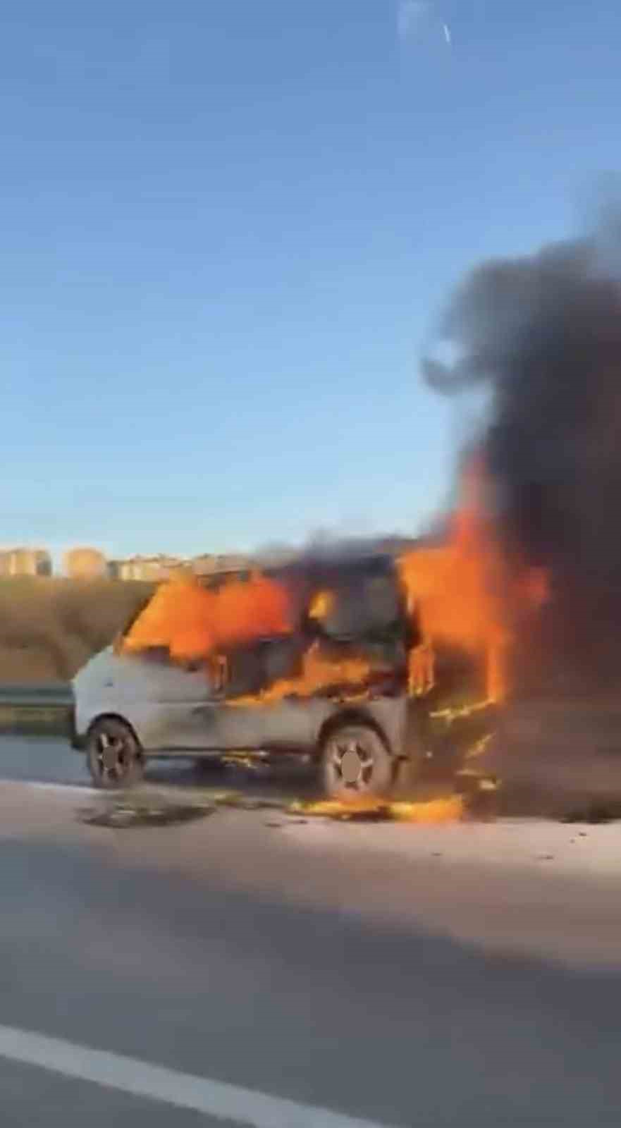 Bursa’da hafif ticari araç alev aldı