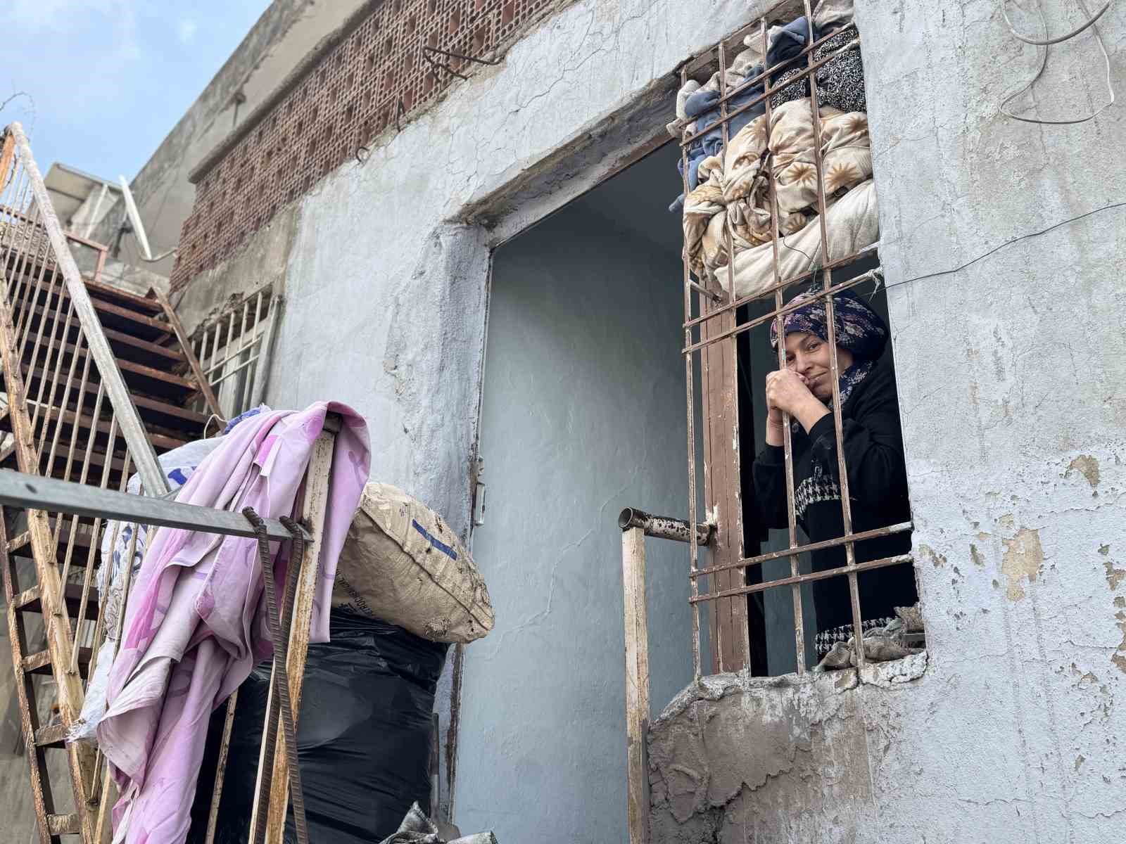 Şiddet ve kuma gerçeğine rağmen 4 çocuğu için mücadele ediyor