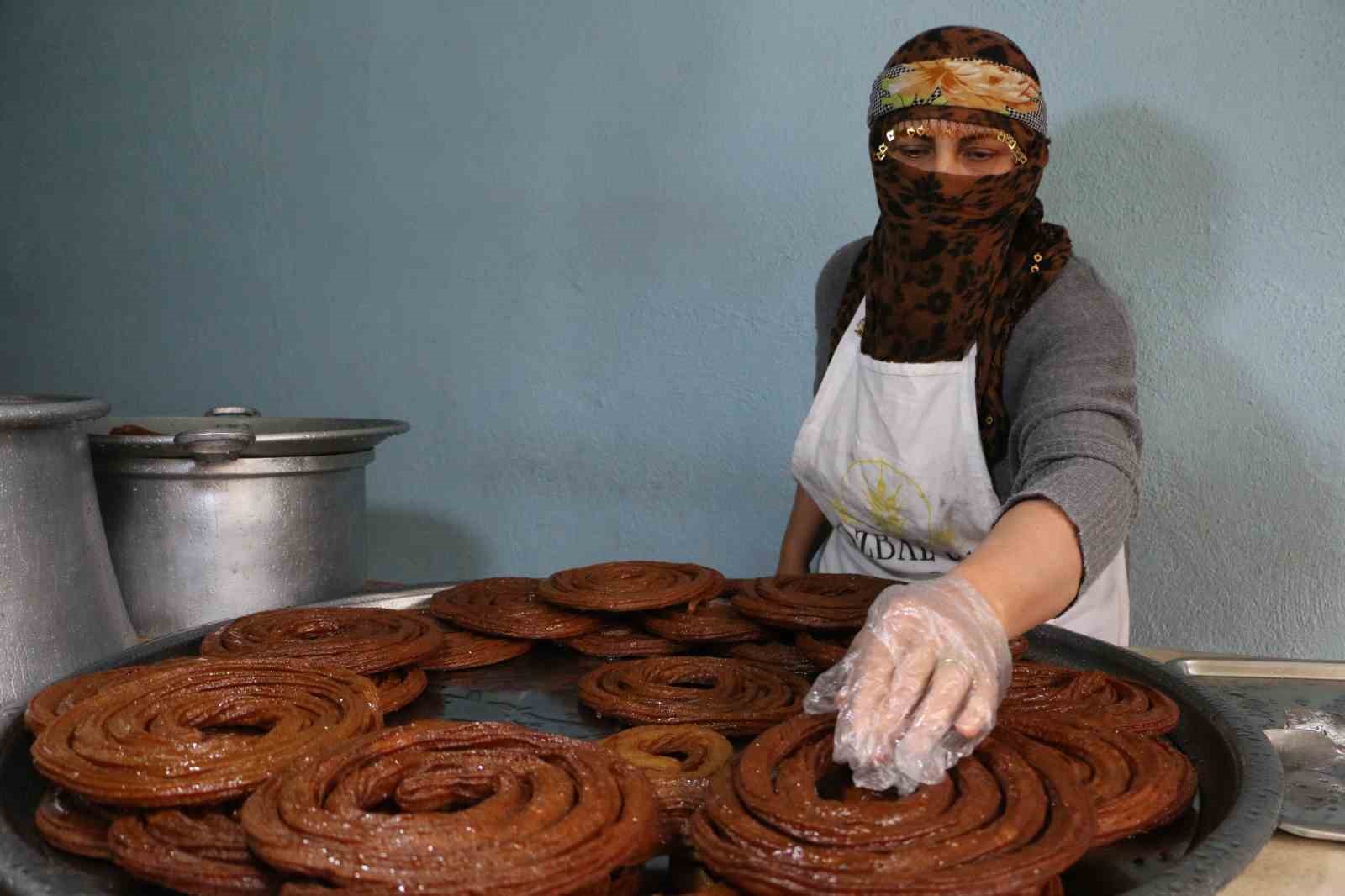 Eşine destek olup 15 metrekarelik dükkanda kadınların gücünü gösteriyor