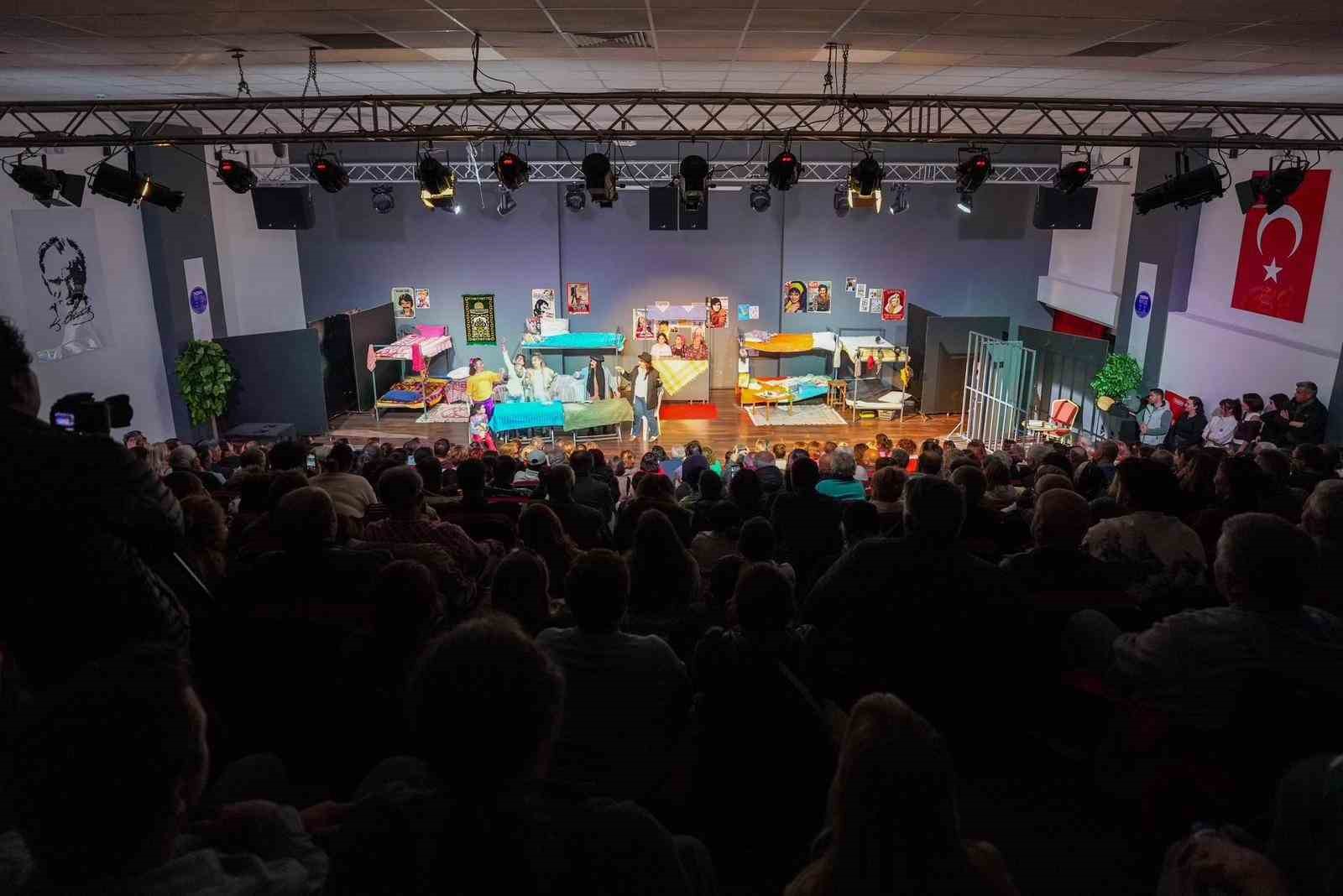 Didim’de ‘Kadın Kadına Özgürlük’ oyunu sanatseverlerle buluştu