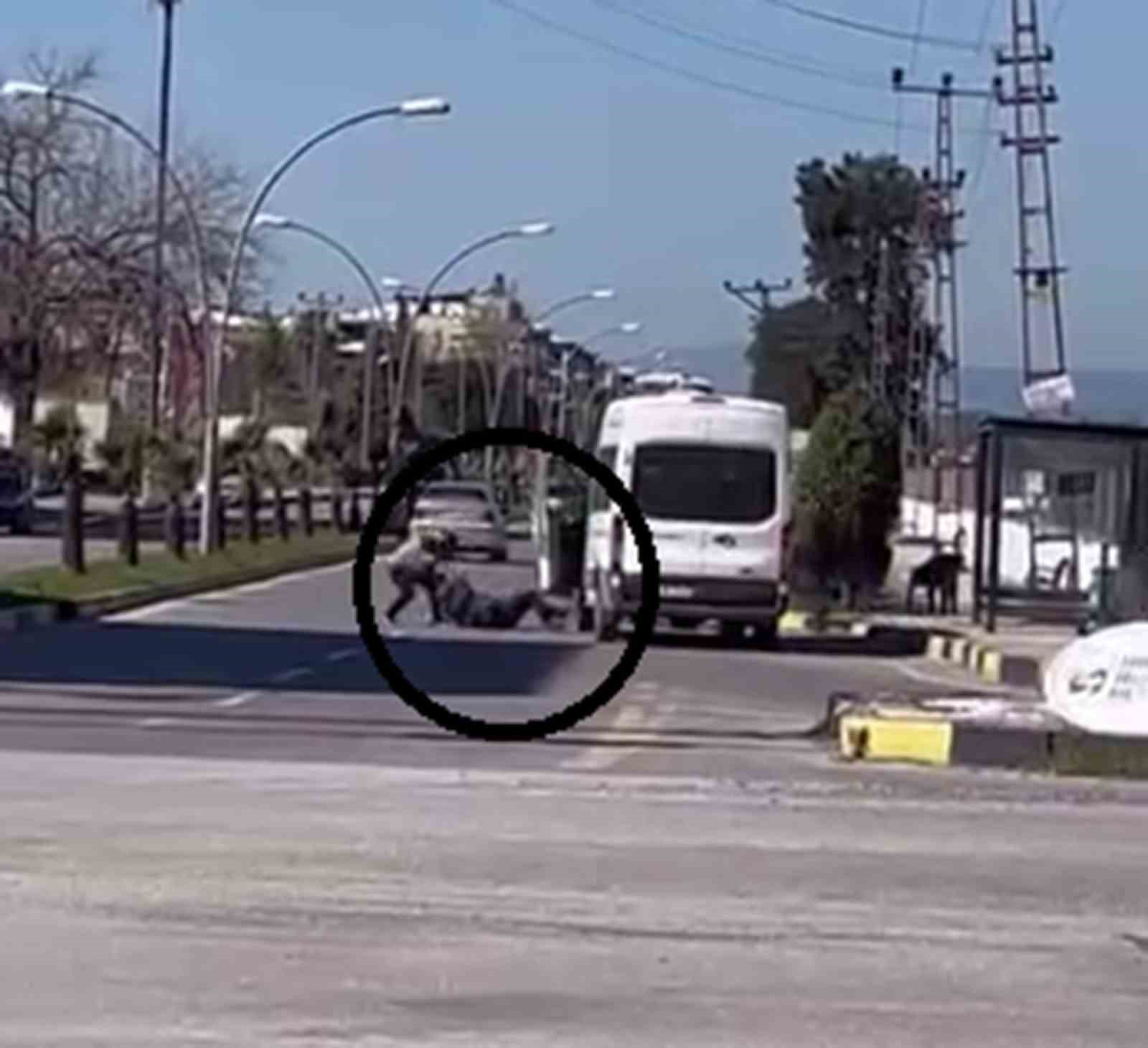 Korku dolu anlar kamerada: Yere yatırdığı minibüs şoförünü defalarca yumrukladı