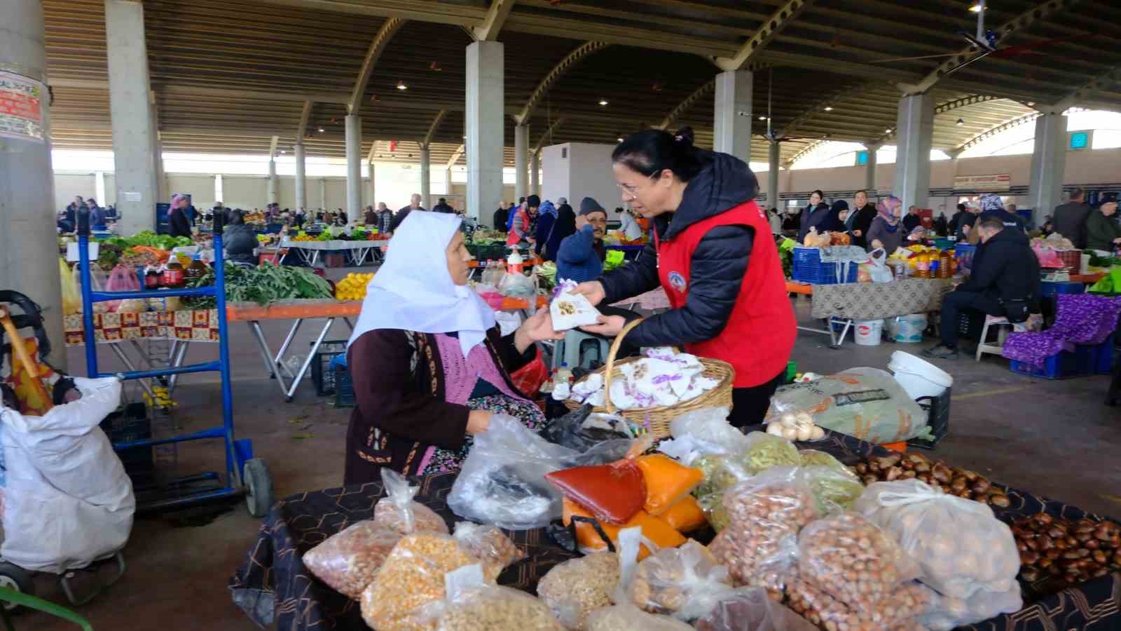 Kuyucak Belediyesi pazaryerinde kadınların gününü kutladı